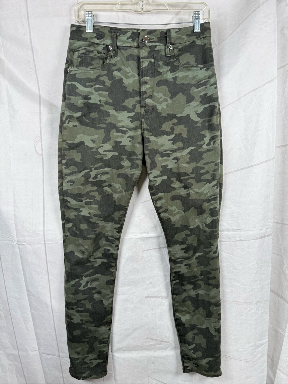 Good American Women’s Good Waist
Skinny Jeans Camo Size 12/32 see measurements
